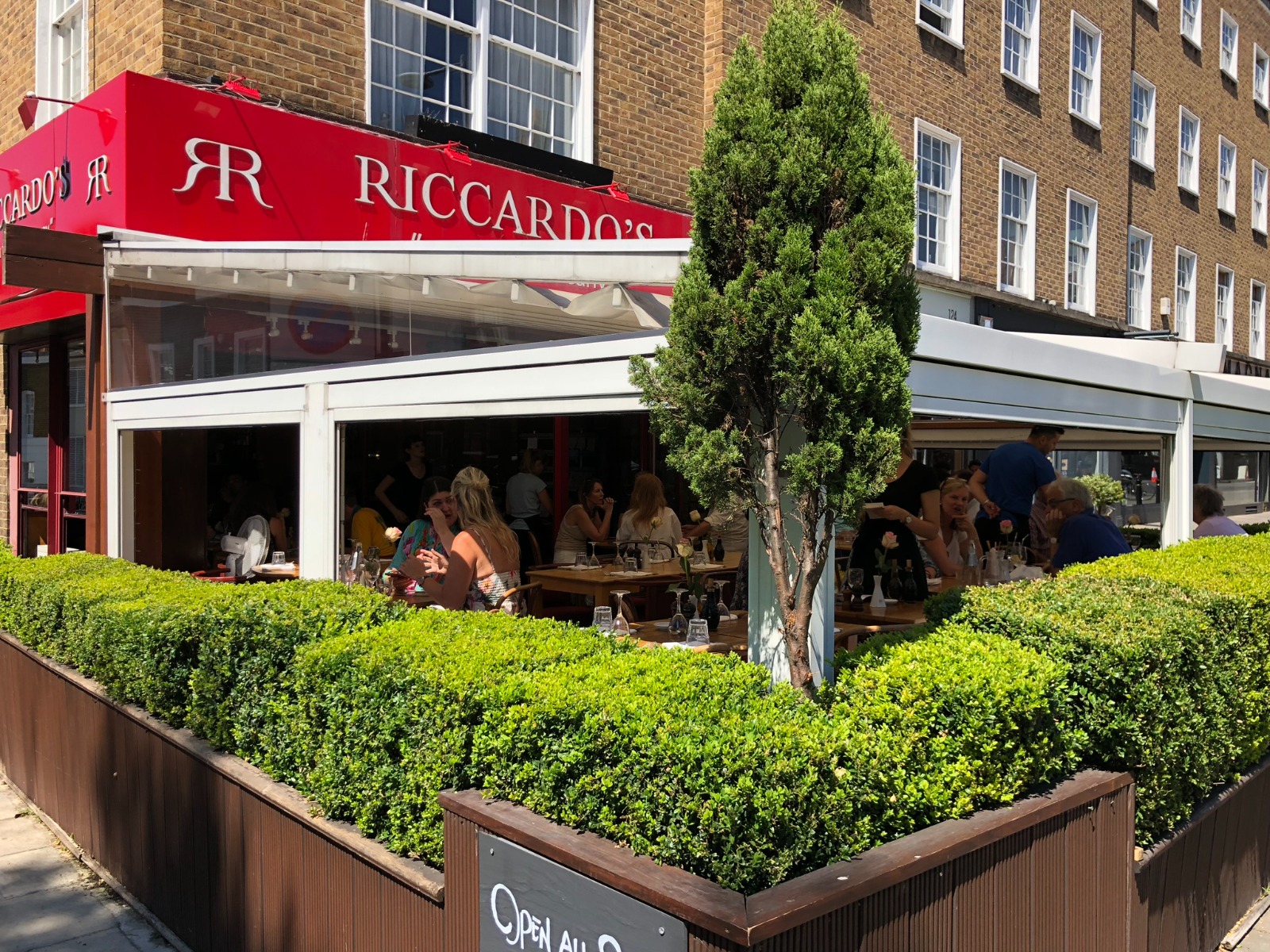 Outdoor dining at Riccardo’s Italian Restaurant on Fulham Road in Chelsea